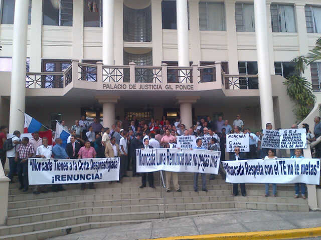 La protesta se realiza en las escalinatas del Órgano Juduacial. Foto/Víctor Arosemena<br>
