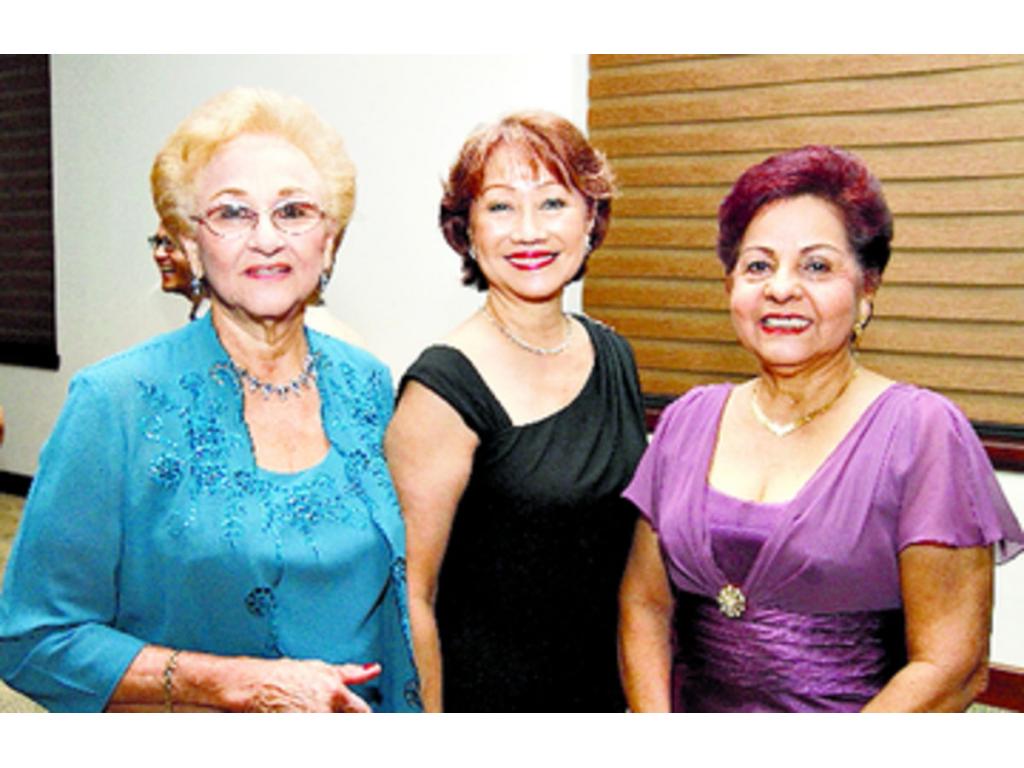 2. Evelia de Lee, Vicky de Lowe y Gladis de Peng.