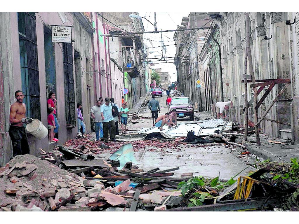 Caos. En Santiago de Cuba sacan los escombros.(EFE)