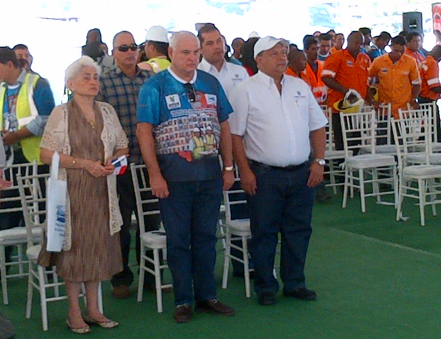 El mandatario de la Nación, Ricardo Martinelli junto a su madre Gloria y el ministro de Salud, Franklin Vergara. Foto/Jesús Simmons<br>