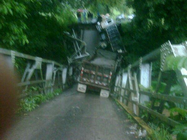 Puente que se colapsó ayer en Capira. Foto/Cortesía. <br>