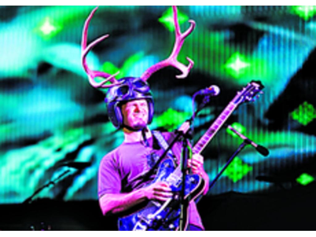 Cienfue roqueó en el festival junto a su inseparable casco.