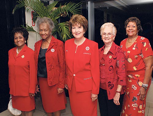 <p>Perla de Tomlin, Emily Butcher, Gloriela Pinzón, Teresita Appin y Lilia Lamber.</p>
