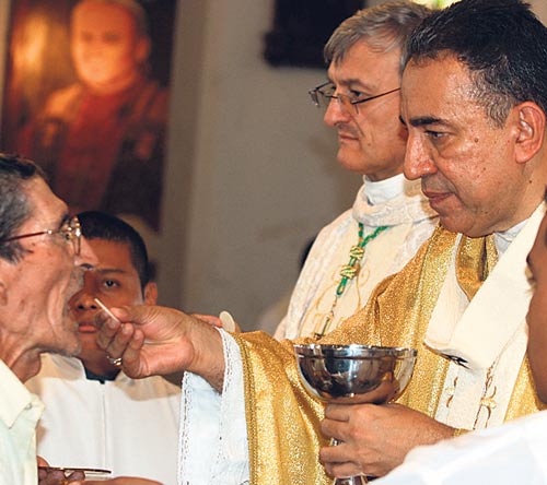 <p>Eucaristía. Monseñor Ulloa y Andrés Carrascosa, Nuncio Apostólico de su Santidad.</p>