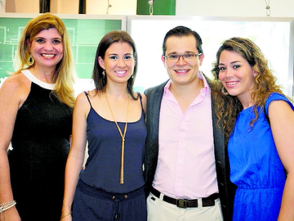 2. Julie Castillo, Raquel de Watson, Rafael Watson y Ana María Reyes.