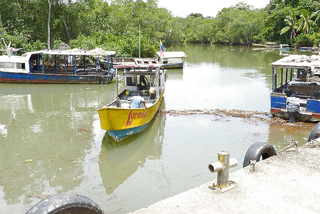 Parados. Los barcos no pueden bajar los mariscos.(MIGUEL CONTRERAS)