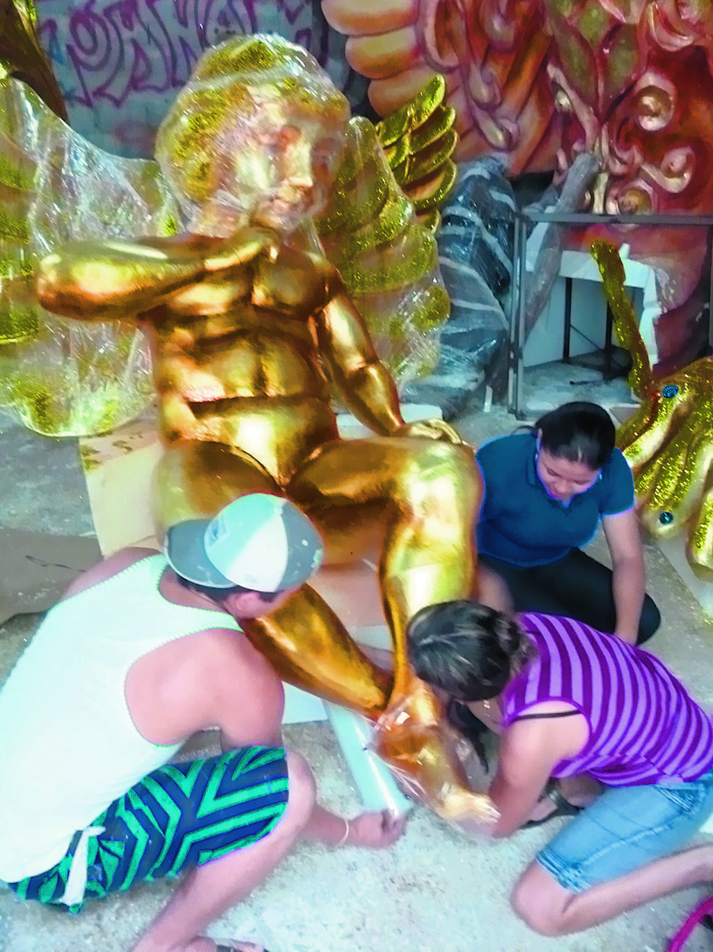 Trabajo. Artesanos vienen laborando 13 horas diarias.(Zenaida Vásquez)