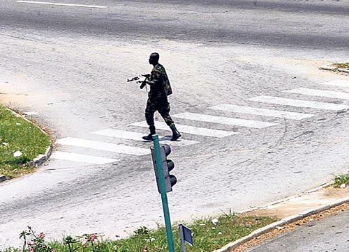<p>Posición. Un soldado leal al presidente Laurent Gbagbo protege varias instituciones gubernamentales.</p>