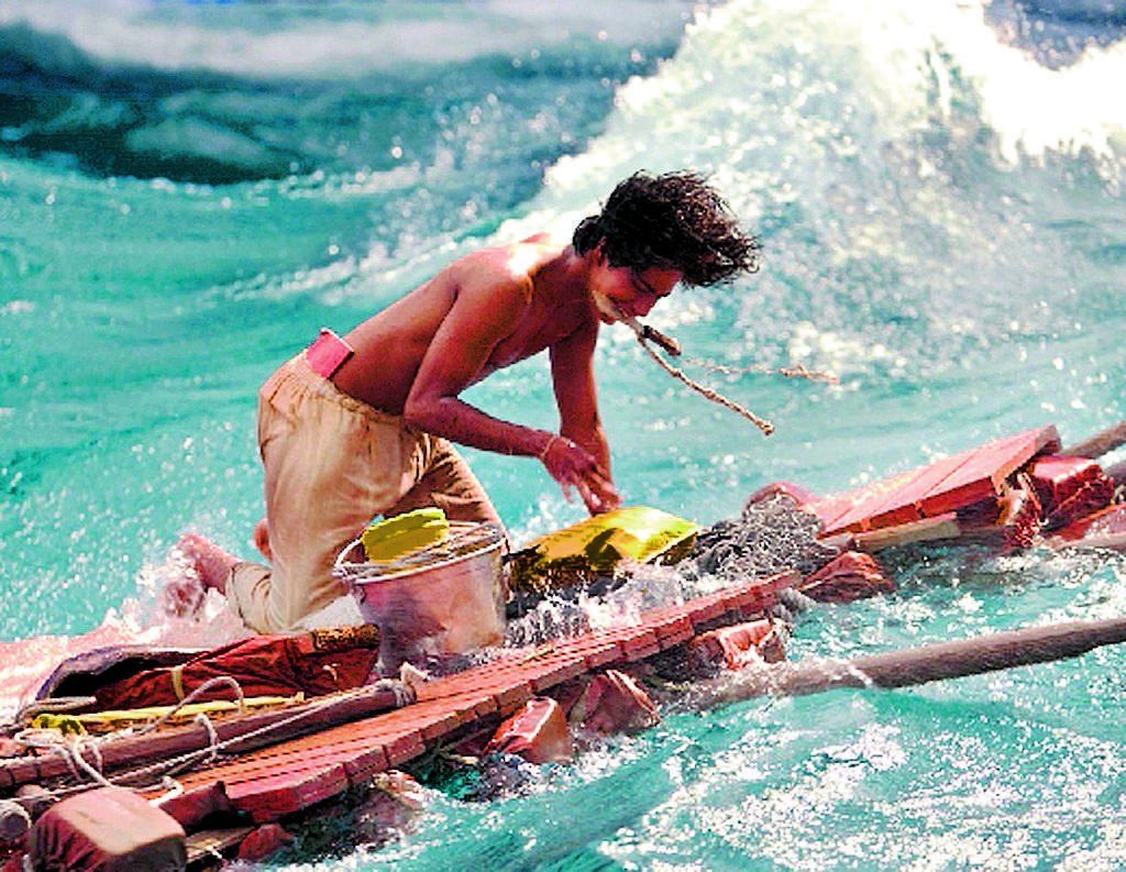 Pi es un joven que emprende un viaje con su familia, pero el barco donde van será sorprendido por un gran torrencial.