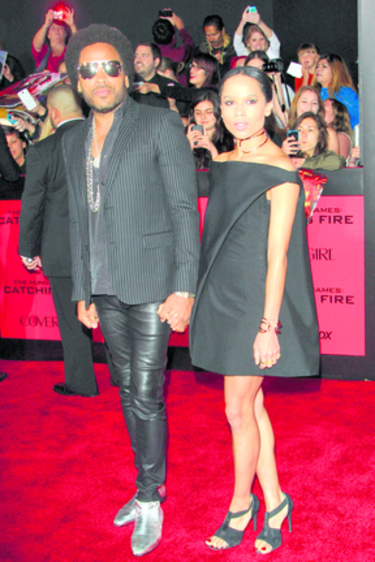 Padre e hija, de manos El cantante estadounidense Lenny Kravitz y su hija Zoe abrieron la alfombra del teatro Nokia en Los Ángeles.(Varios invitados ataviados de negro dijeron presente en el evento )