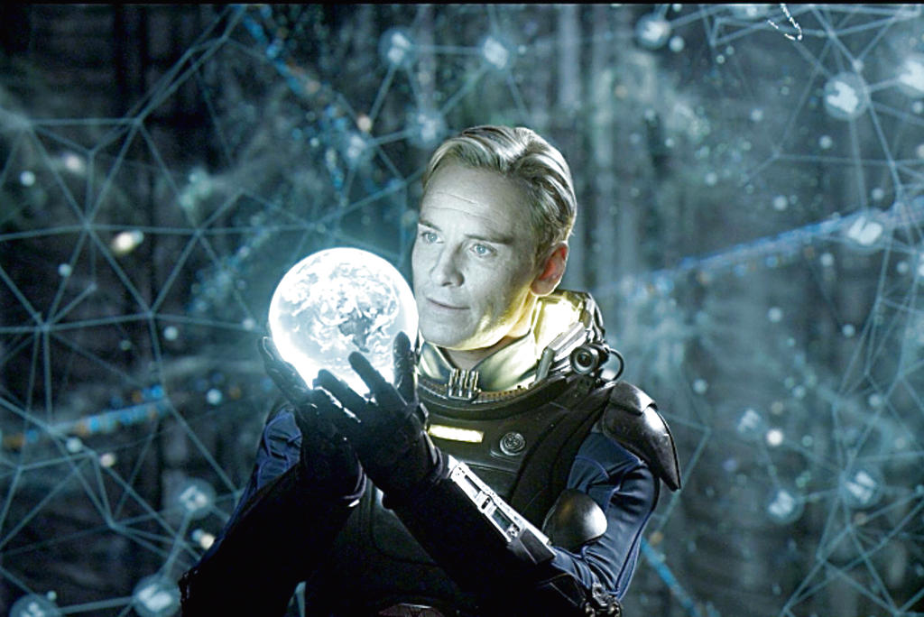 Personaje. El actor Michael Fassbender interpreta a David, un robot muy audaz en las decisiones que toma. ()