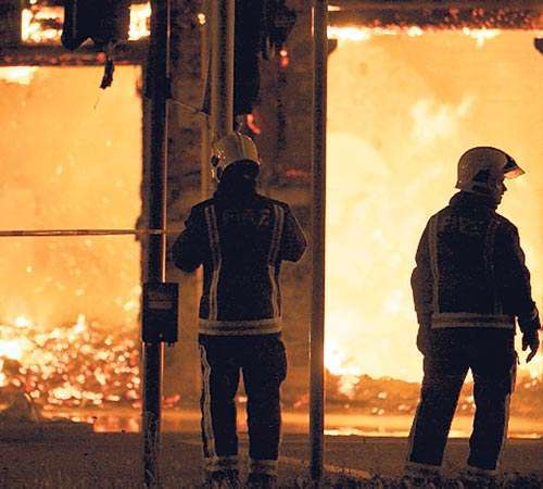 <p>Temor. Bomberos apagan un incendio en el barrio de Croydon.</p>