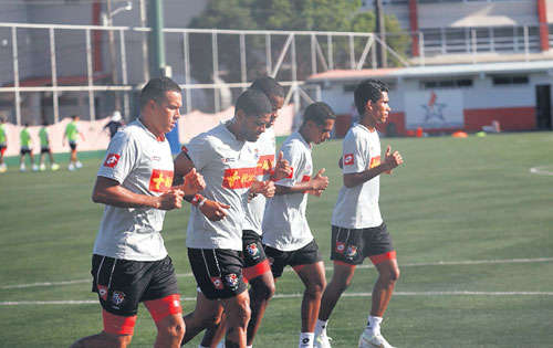 <p>Jugadores. Blas Pérez y Gavilán Gómez con sus compañeros del equipo.</p>