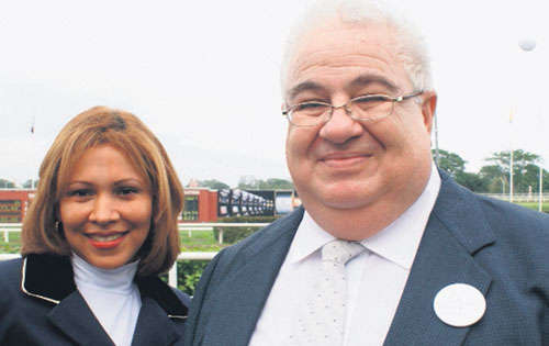 <p>Confirmado. Carlos Salazar (d) gerente del Hipódromo.</p>