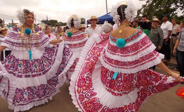 Hermosas mujeres lucirán el majestuosos traje típico panameño. Foto/Archivo<br>
