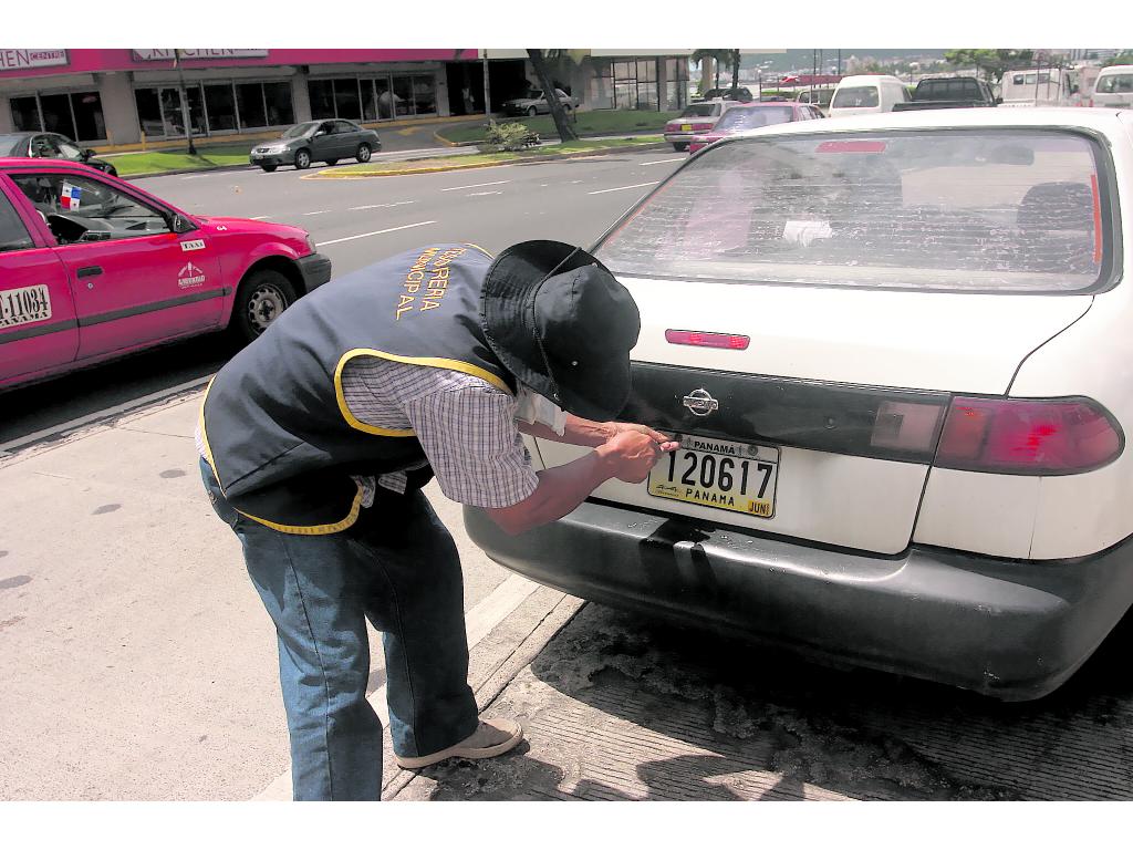 Alternativa. Según algunos analistas, no han podido sacar a todos los vehículos que no cuentan con placa vencida durante los operativos.(ARCHIVO)