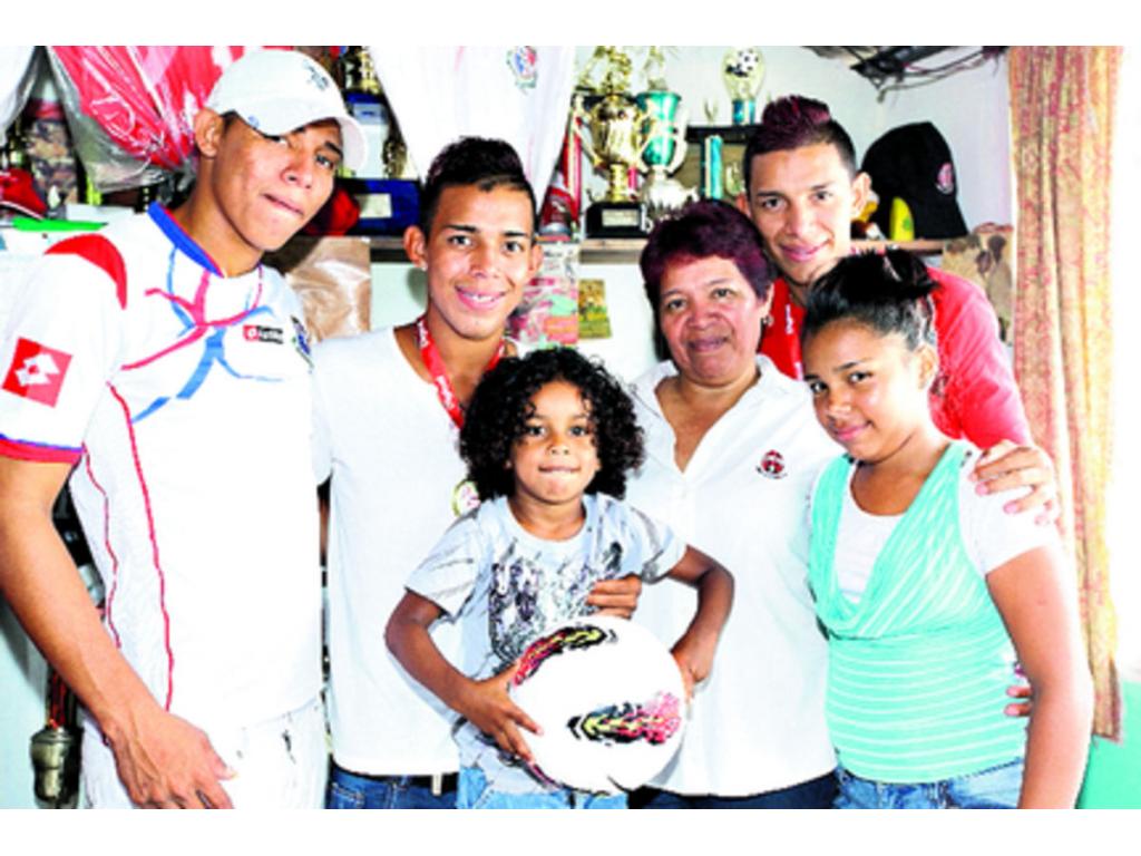 Abraham Pinzón, Darwin, la señora Angélica Camaño, José, el pequeño Geremy Ramos y Angélica Pinzón. Toda una familia futbolera que respira y vive los partidos del Sporting San Miguelito.
