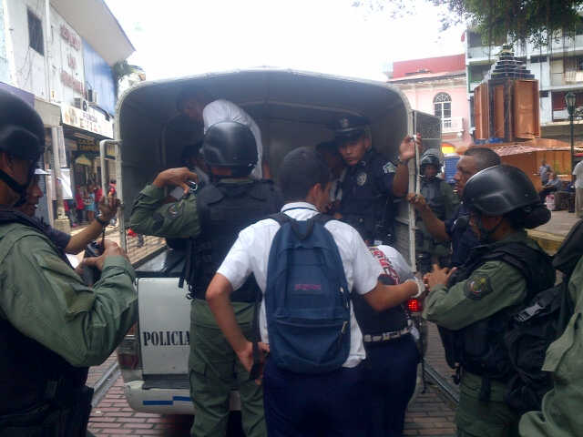 Policía Nacional mientras trasladaban a los estudiantes. Foto/Luis René Ábrego <br>
