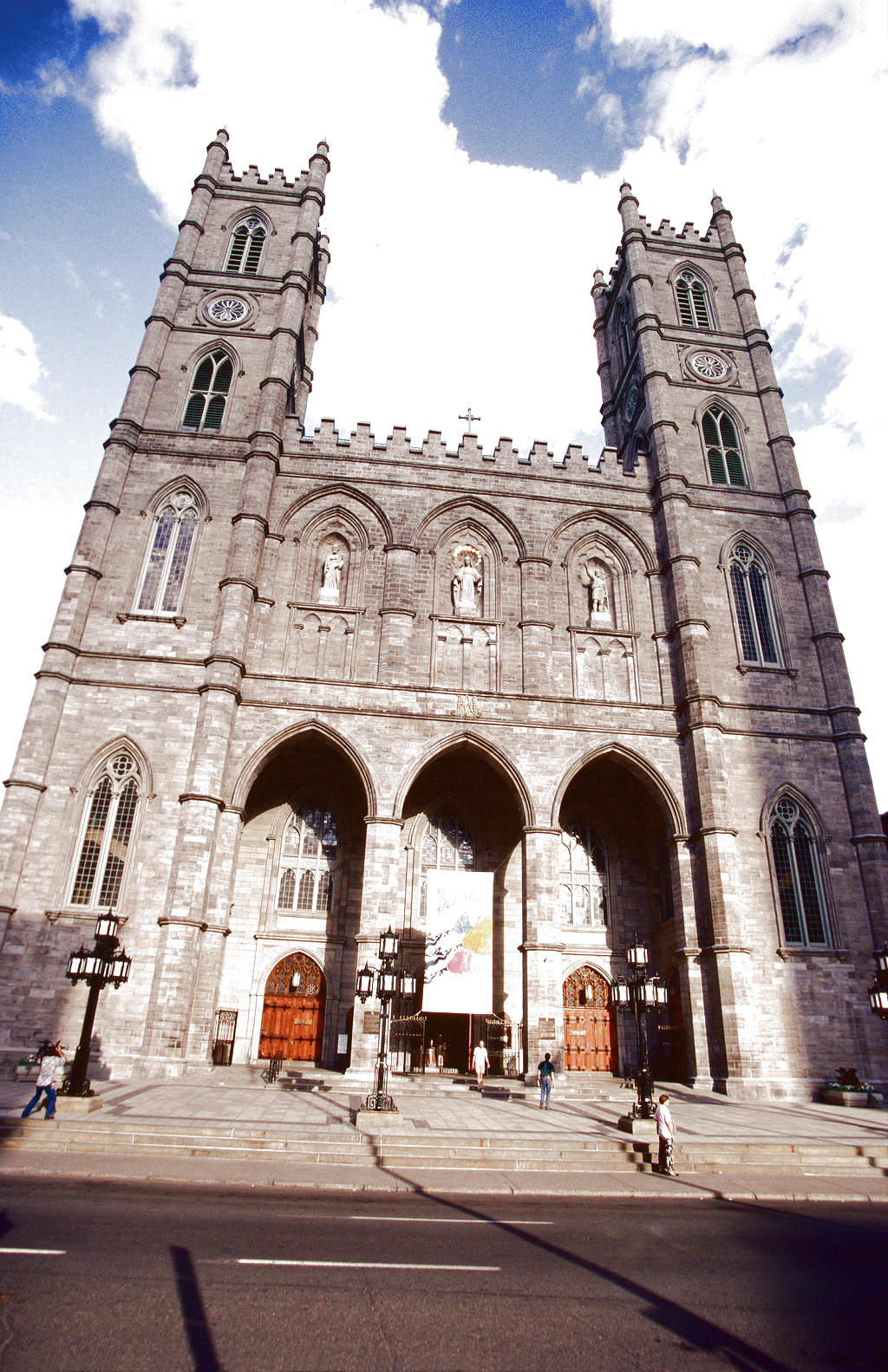 Catedral. Basílica de Notre Dame, la segunda más grande de América.(Edgar Robin.)