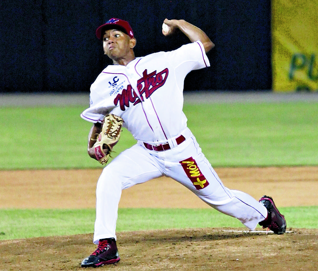Lanzador. Maximiliano Gooding desde el montículo.(Anayansi GÁmez)