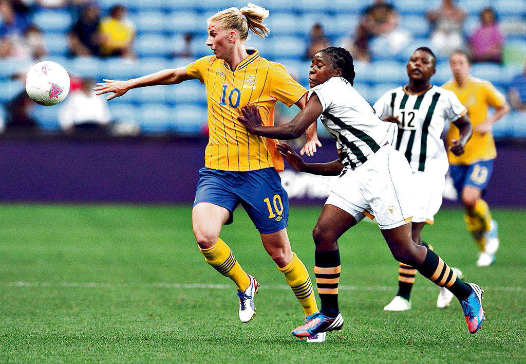 Figura. Sofia Jakobsson (izq.), centrocampista de Suecia.(EFE)
