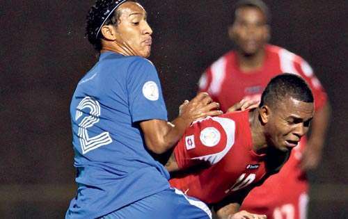 <p>Fuerte. La dura marca nica impidió que saliera el fútbol de Nelson Barahona (der.).</p>