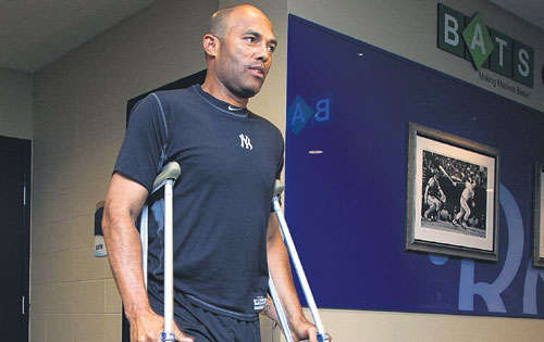 <p>Dolor. Mariano Rivera mostraba el viernes signos de dolor a la salida del estadio.</p>