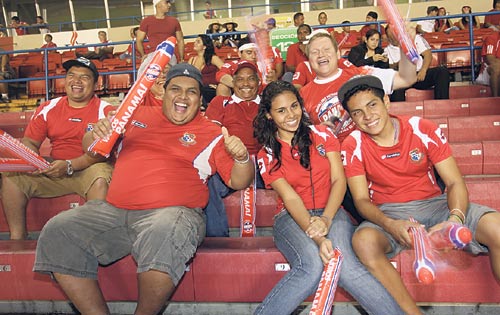 Afición. Todo era felicidad en las gradas.
