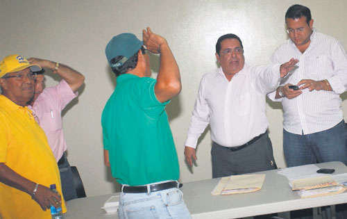<p>Opina. Amadeo Baré (i) espera mejor comunicación.</p>