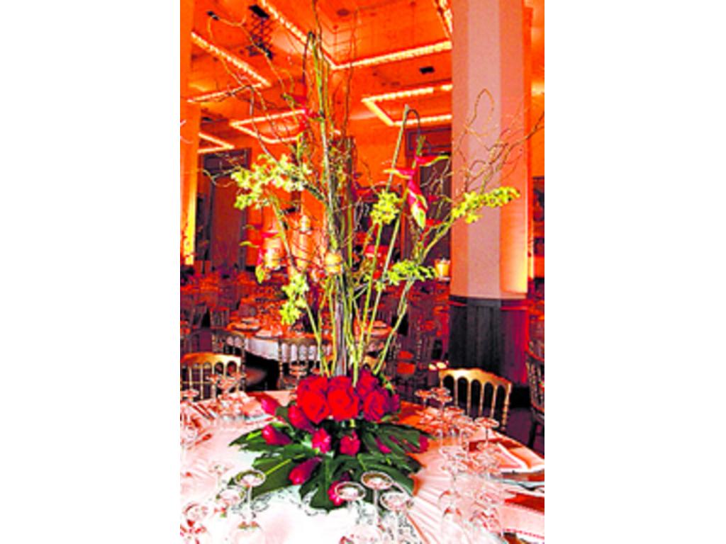 En algunos centros de mesa reposaron rosas grandes de color rojo, las protagonistas.