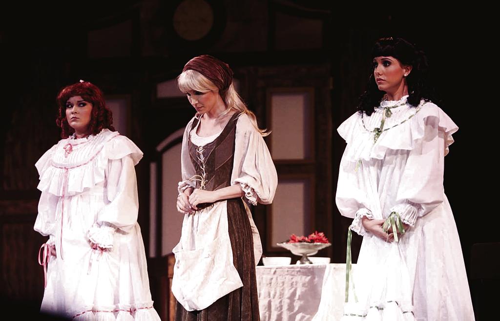 Trío. Anastasia, Cenicienta y Drizella, en su hogar.()