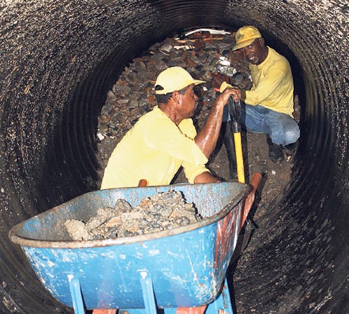 <p> Trabajo. Las alcantarillas totalmente obstruidas </p>