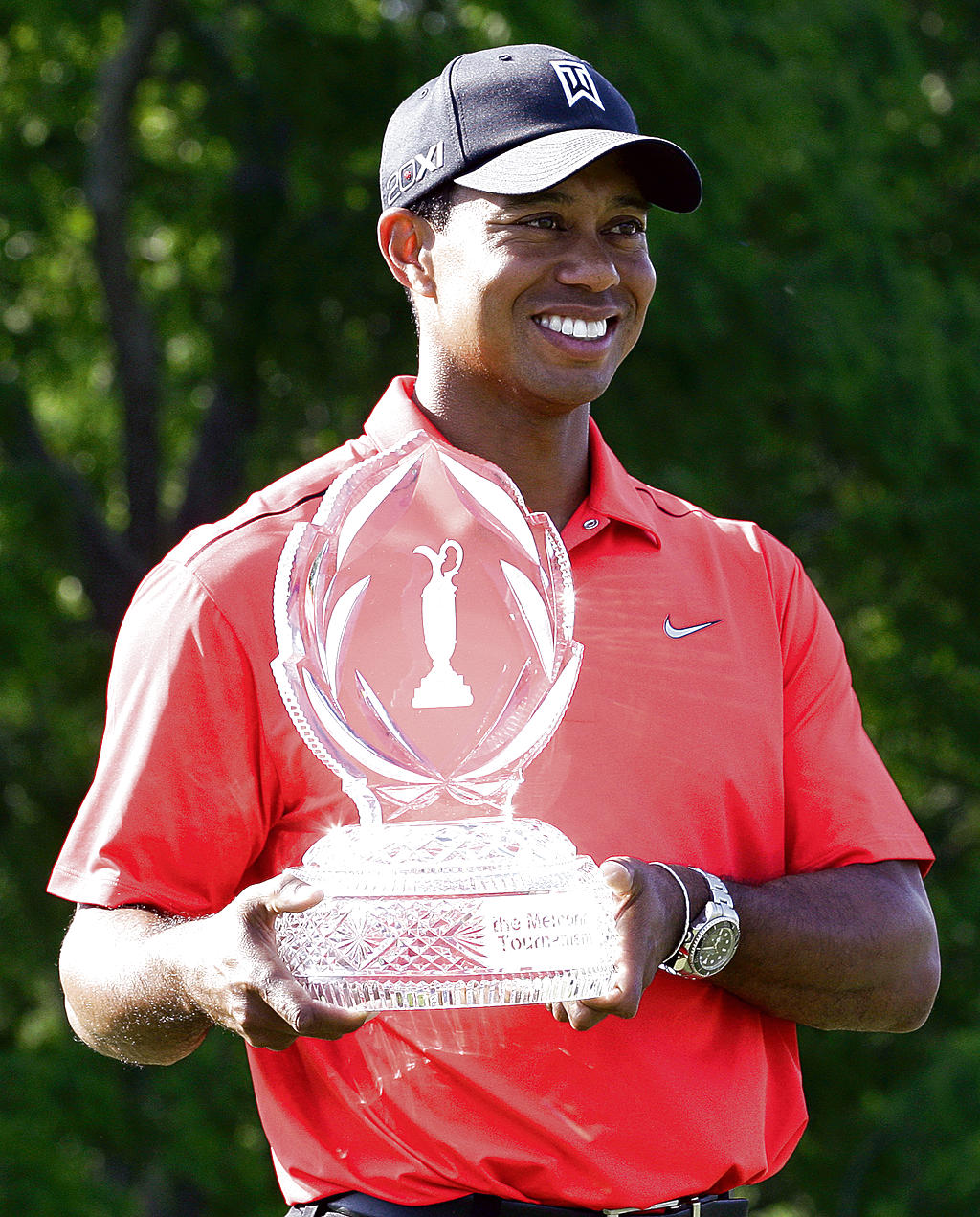 Premiación. Woods sostiene el trofeo de campeón.(AP)