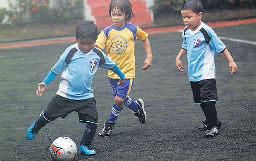 <p>Control. Los niños dominaron el balón con maestría. </p>