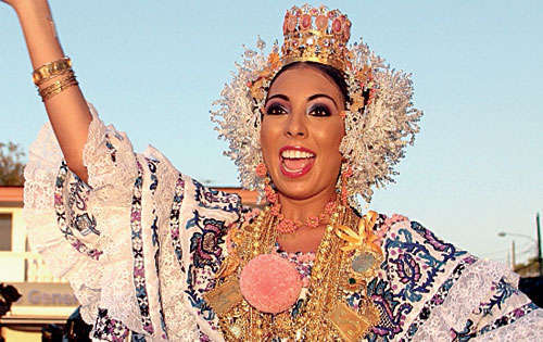 <p>El topón. La reina coreaba las tonadas.</p>