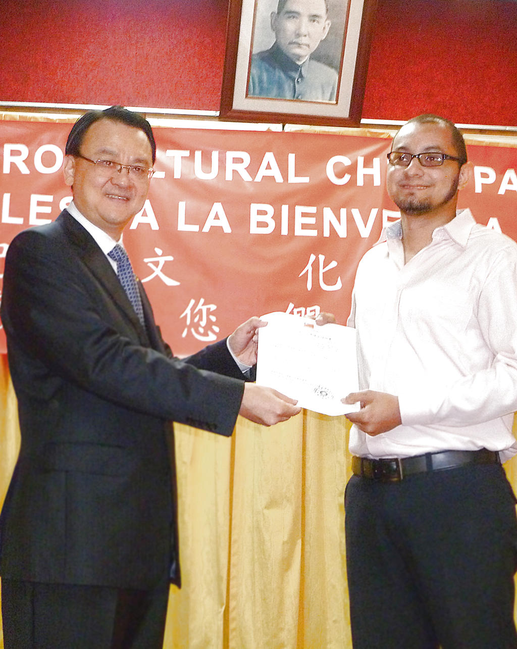 Panameño recibe su beca.()