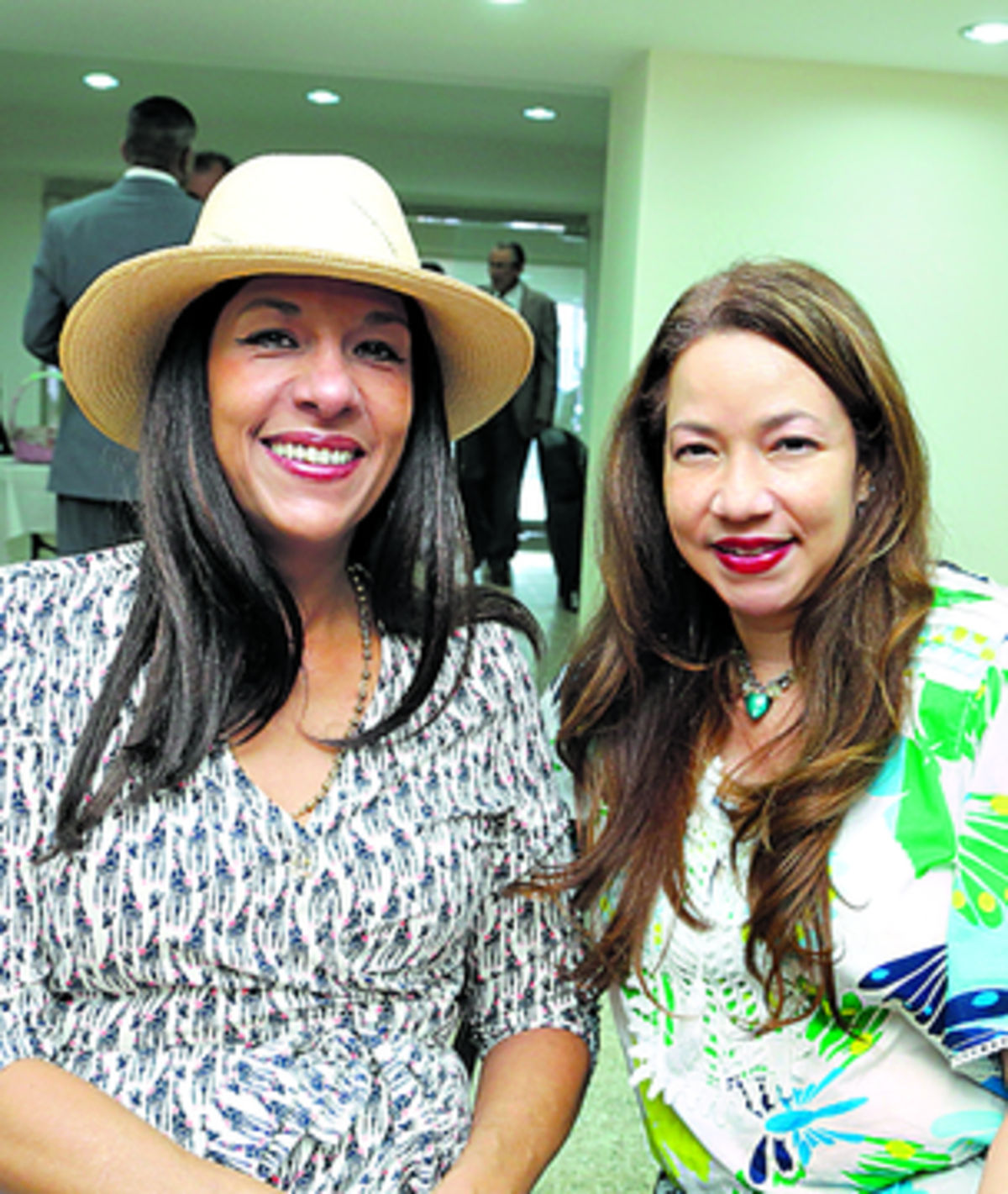 6. Estrella Dávila y Maribel Mansilla.