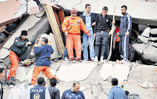 <p>Solidaridad. Las labores de rescate iniciaron de inmediato.</p>