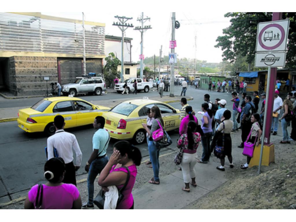 Se observó enormes filas de personas esperando abordar un bus.(Víctor Arosemena)