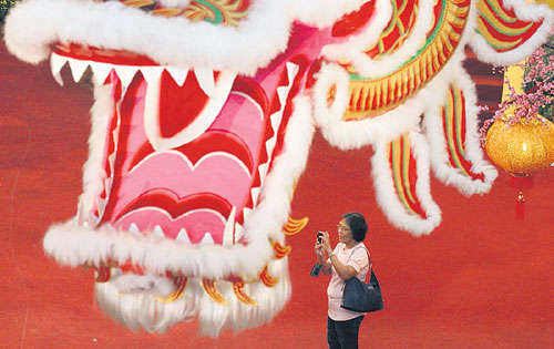 <p>Un centro comercial exhibe un gigantesco dragón.</p>