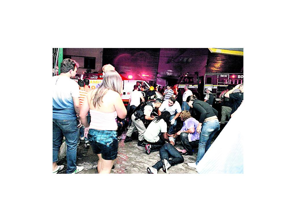 Los servicios de emergencia trabajaron cerca de la discoteca Kiss.(EFE)