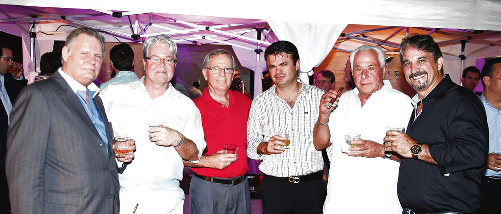 Carl Rossman, Gary Anderson, Mayke Cleere, Arturo Paiz, Tito Guerra y Roberto Fernández.()