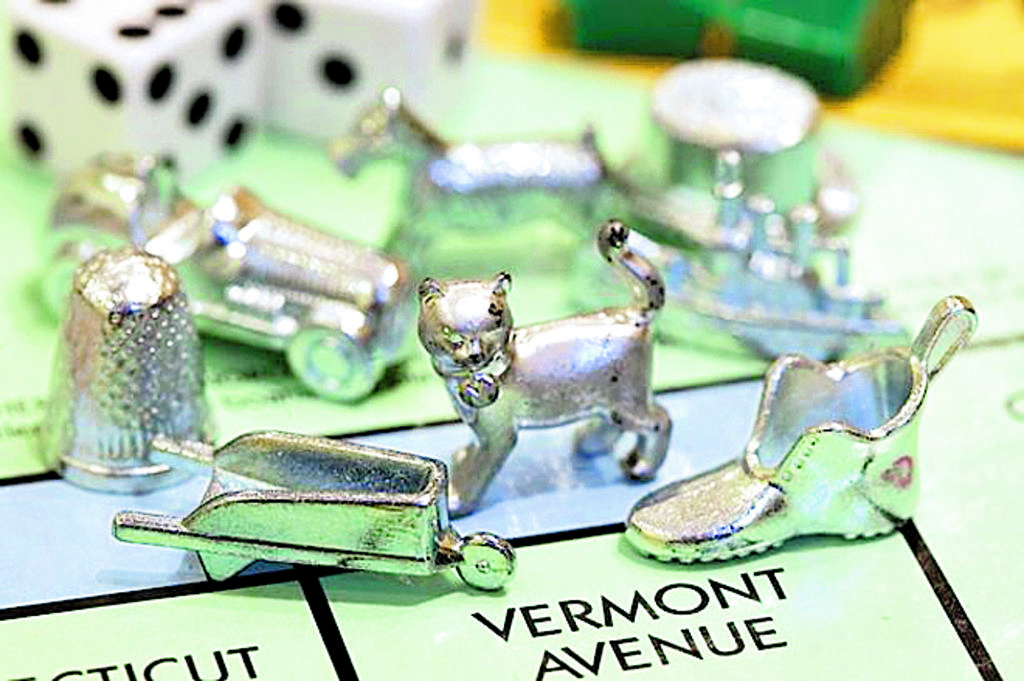 El clásico juego de mesa Monopolio solía contener entre sus fichas de juego una plancha, la cual fue reemplazada por un gato; el resto del juego se mantiene igual, aunque no se descarta que salgan a la luz más versiones del mismo.