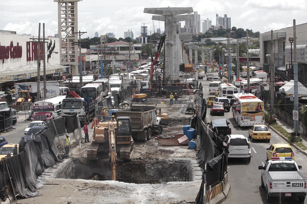 Poco a poco colocan las pilastras que soportarán el peso del metro que transportará a miles de panameños.<br>