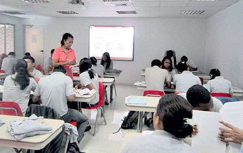 <p>Educación. El nivel académico es el factor determinante para empujar los salarios hacia arriba de manera que llegue a todos los que se han preparado.</p>