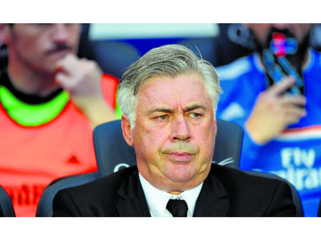 El entrenador Carlo Ancelotti mostró su descontento con la actuación arbitral.(AP)