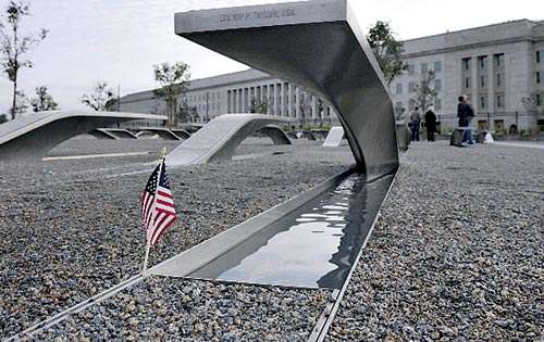 <p>Un banco especial en memoria de los fallecidos en el Pentágono.</p>