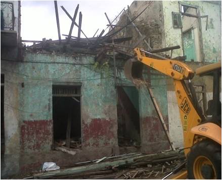 El ministerio de Vivienda y Ordenamiento Territorial continuo con la demolición de casas condenadas en la provincia de Colón. Foto/Cortesía Miviot.<br>