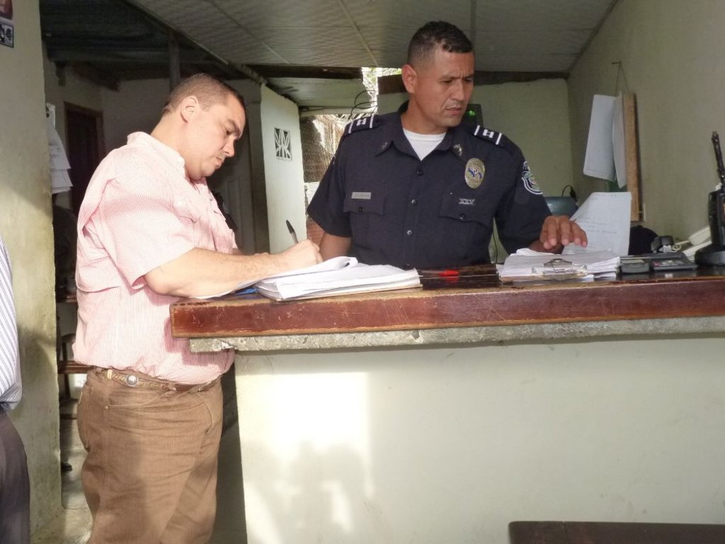 Silverio Guerra (der.) cuando sale de la cárcel pública de David junto a su abogado. Foto/José Vásquez<br>
