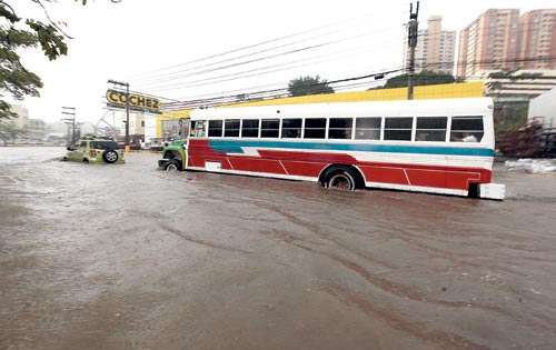 <p>Fuerza. El bus de Tumba Muerto trata de avanzar.</p>